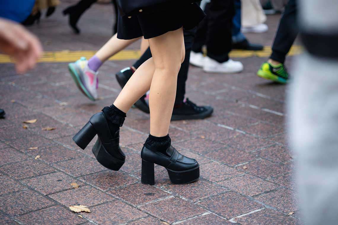 「ミニスカ履いて彼氏と手をつないでいた」だけで保護者間の噂に、「いつも親にビクビク」保育士の知られざる実態