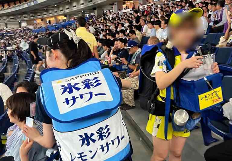 1日300杯売った「ビールの売り子」が“壮絶な舞台裏”を語る。1杯あたりのインセンティブを暴露