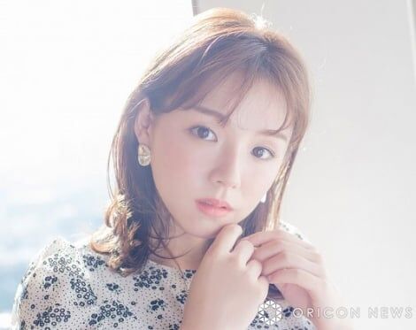 篠崎愛、“貝殻ビキニ”で谷間くっきり「ゴージャスでセクシー」 新作カレンダーで豊満美バスト