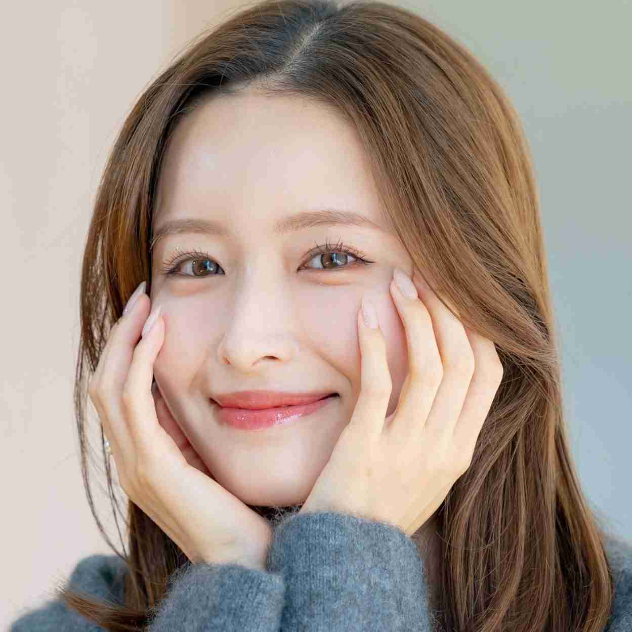 “石原さとみ似”で話題のインフルエンサー、SNS誹謗中傷に持論「相手にした時点で負け」実はSNSが苦手な30万人超フォロワーの新山桃子の素顔