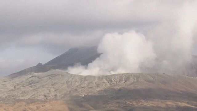 【続報】阿蘇中岳の火口に墜落か　大破した機体を発見