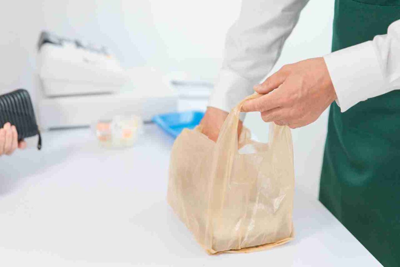 便利だけど…正直高いかも!?「最近コンビニで買わなくなったもの」ランキング