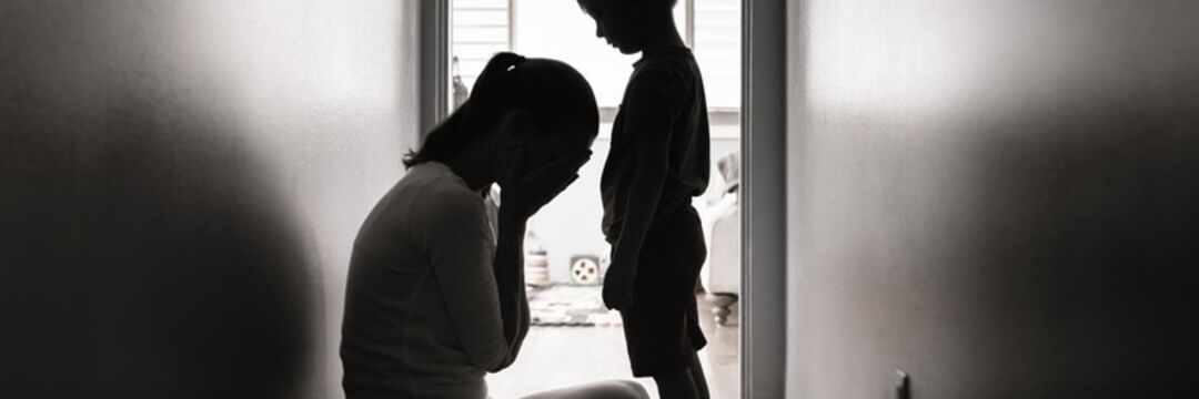 「ここはイヤだ。ママ、一緒に出て行こう」…再婚相手家族に殴り蹴られる大切な息子が、布団をかぶって嗚咽…その姿を見て母親が取った「覚悟の行動」