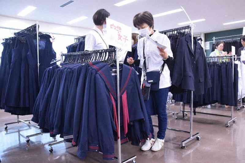 高校の制服、1年で1万円値上がり　平均8万円に　NGO調査