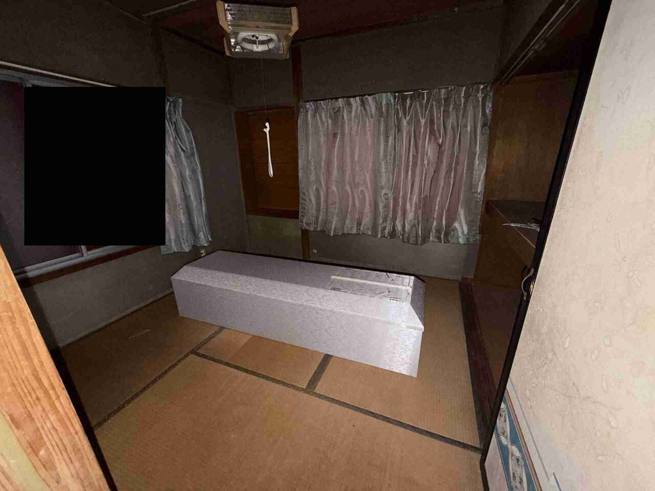 「部屋の中央には...」曰く付き物件で3夜過ごせば謝礼13万円〝最恐バイト〟募集写真に反響「普通の人は精神持っていかれそう」「めちゃくちゃ興味あるなぁ」