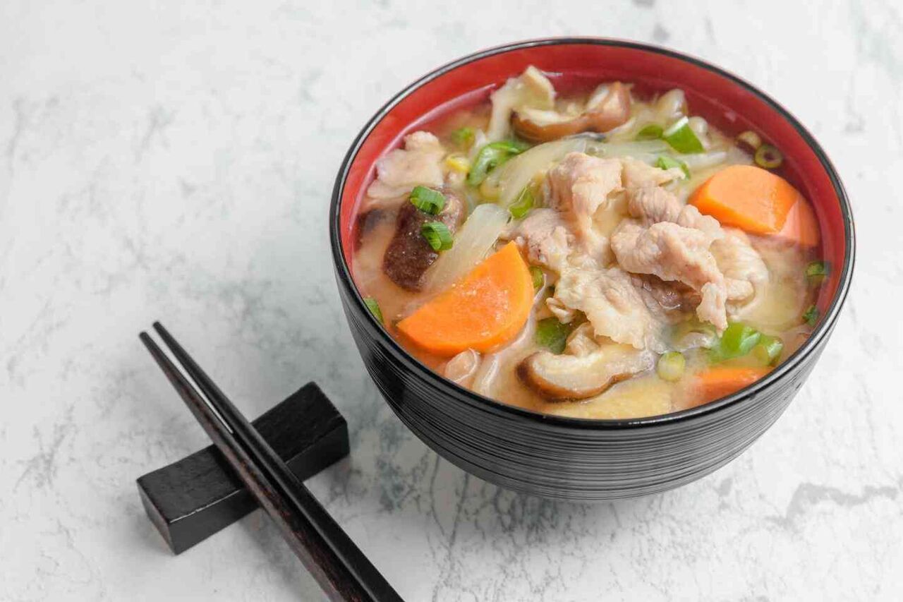 「豚汁に合わせるおかず」我が家で人気の組み合わせを大調査 ！この一品でパーフェクトに