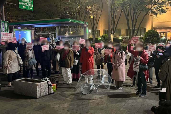 Colabo「バスカフェ休止」の抗議集会で反対派と衝突　「撮影するな！」「お巡りさんがおかしい」と絶叫