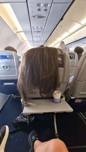 ゲゲゲッ！旅客機の前席から長い髪が…ノルウェー女性のリアル体験動画が急拡散