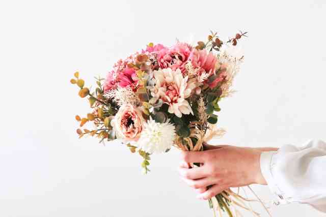 結婚式でブーケトスをやりたい、と懇願され「独身40歳の私だけが参加。ハラワタ煮えくり返ってました」と振り返る女性