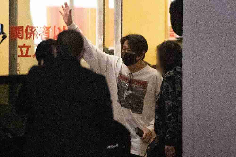 近藤真彦「すごい厚底ブーツ！」「髪の毛ふさふさ」警察出動のファンサービスで見せた還暦目前のイケオジファッション