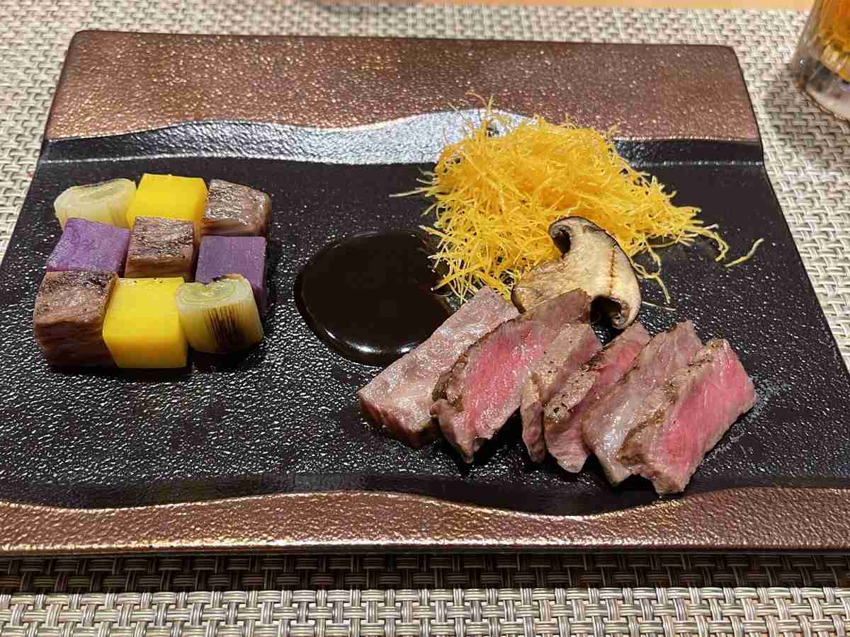 飲食店や旅館などで女性だけ量を減らされたりする体験談が集まる。スタッフ側の「そう指導された」という話も…