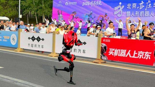 人型ロボットが人間の世界記録を大幅更新　北京でハーフマラソン