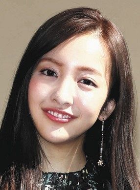 板野友美『JK制服厚底スタイル』で渋谷に登場、ファンの度肝を抜く 「まだまだ高校生いける」「世界一可愛いママ」