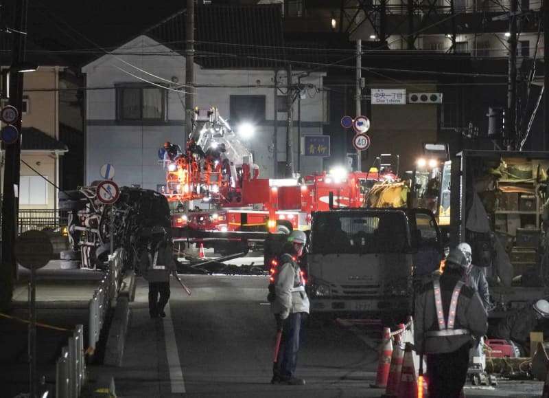 埼玉の道路陥没、二次災害を警戒　発生3日目、男性救助続く