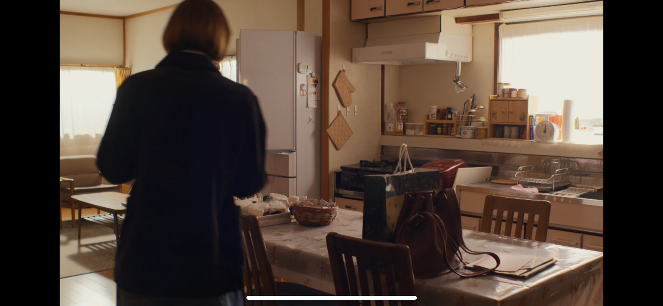 ドラマでも見かけた！テーブルの上のバッグについて