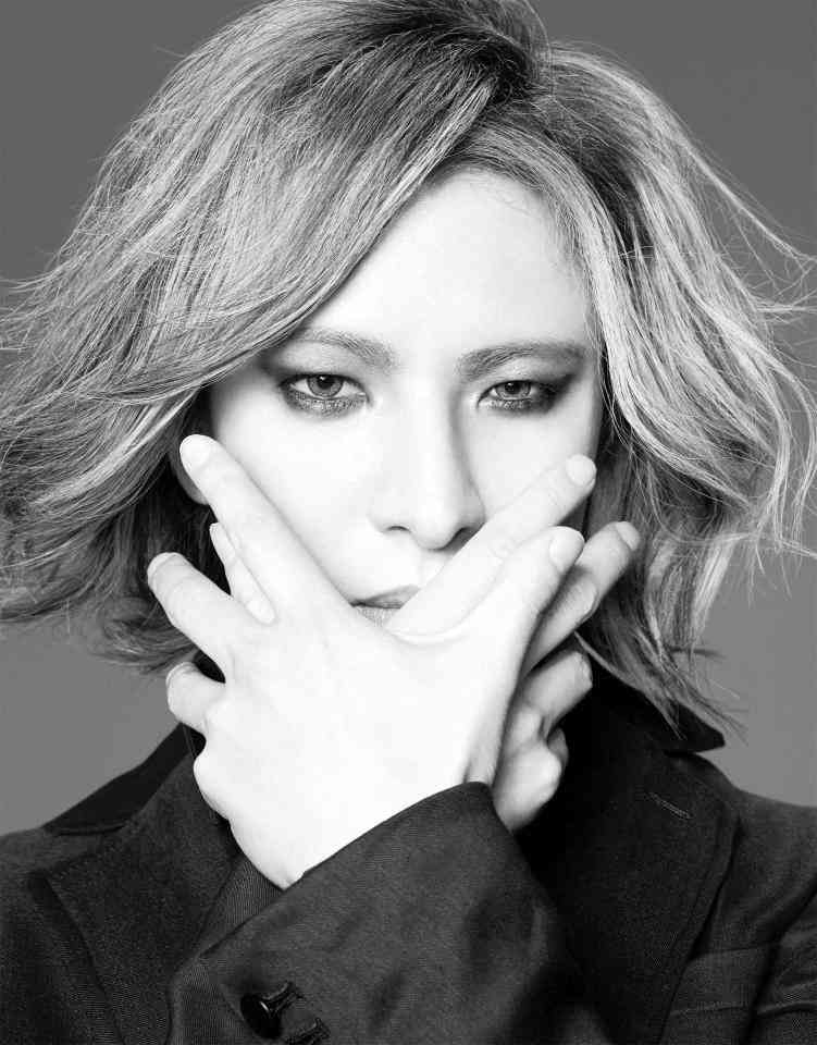 Yoshiki 衝撃の病床写真を公開　仰向けで目をつぶり首にはコルセット「首の手術」を報告