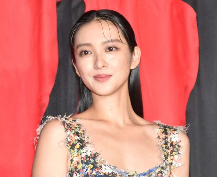 武井咲、第2子出産後初公の場で変わらぬ美スタイル 呼びかけには笑顔