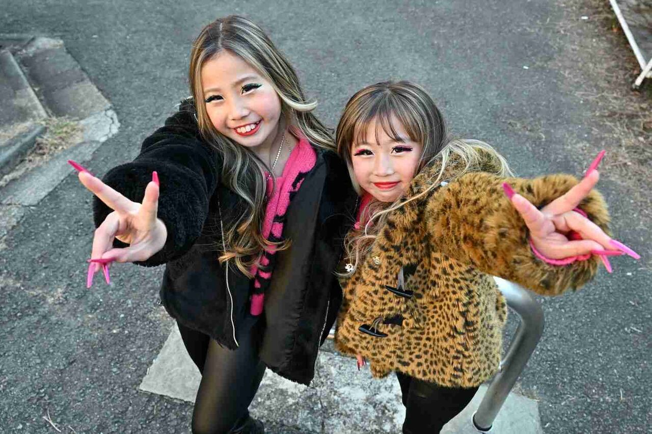 「校則で染髪が禁止されていた場合は、黒髪に戻そうかと…」メッシュ金髪の小学生ギャル姉妹が明かす、スゴすぎる令和のギャル事情