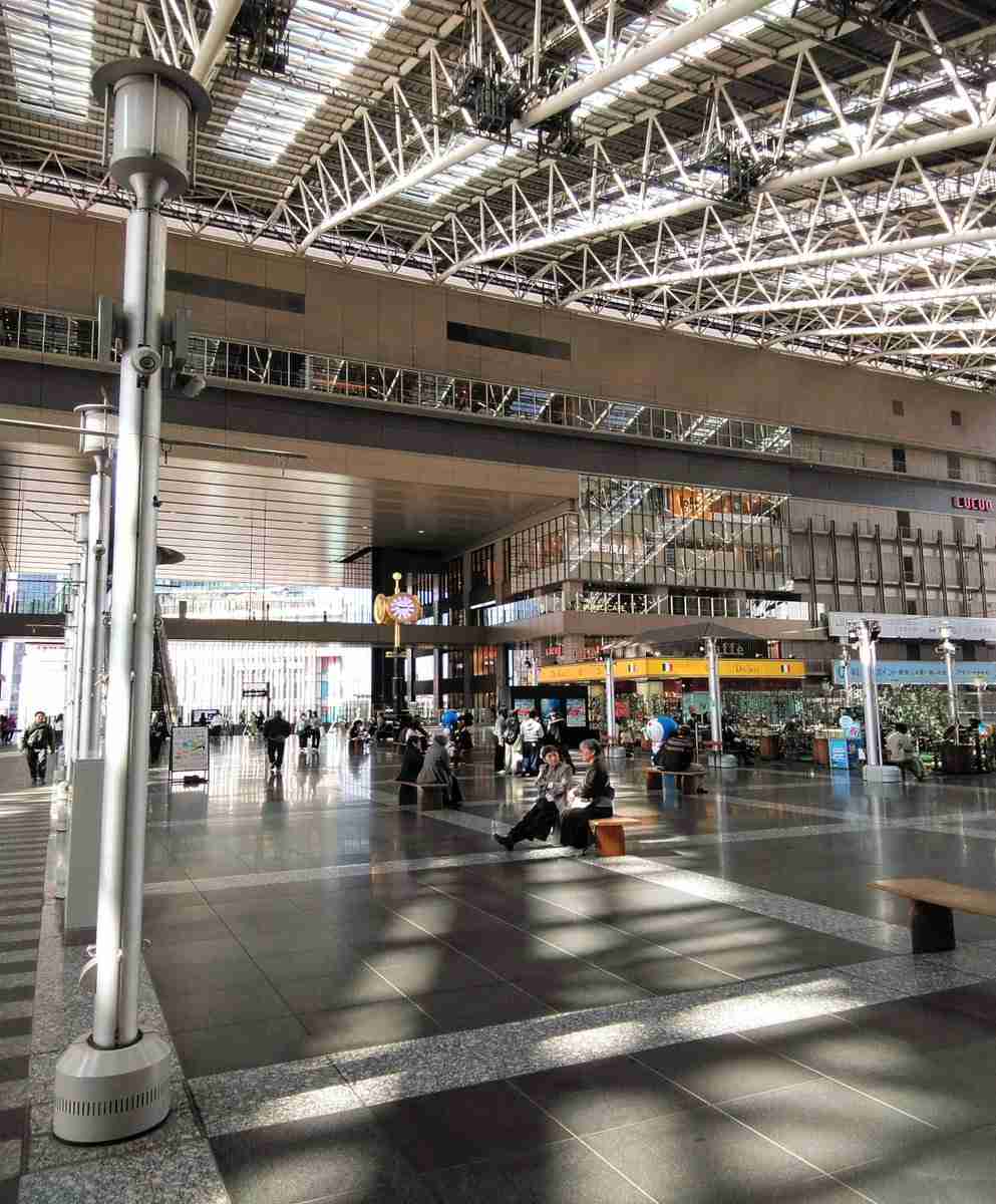JR大阪駅にはゆったり腰かけられるベンチが随所にあって『余白』がある大都会なところがいい「混んでるカフェに入るより座る場所見つかる」