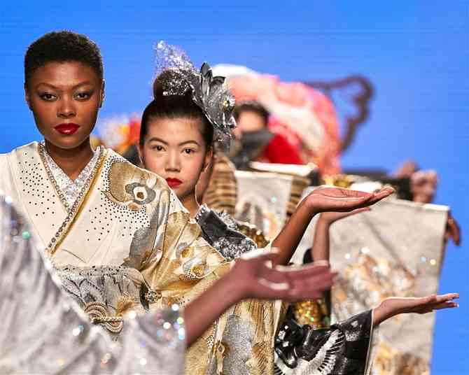 北九州のど派手衣装、NYで喝采　「クリエーティブなアート」「ミラノに来ないか」