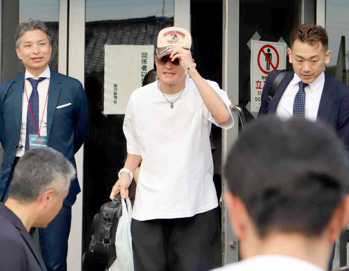 松岡昌宏が3秒間無言で一礼　主演舞台石川公演初日後に姿見せる