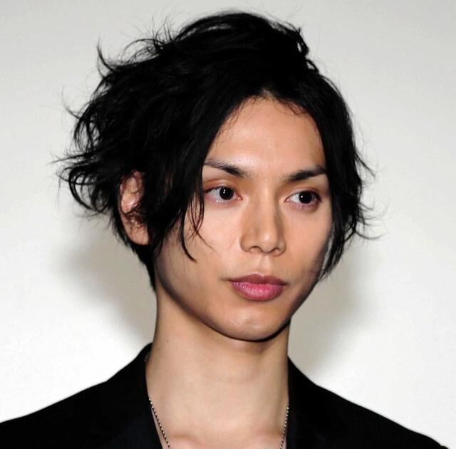 水嶋ヒロ　胸までの超ロン毛公開「長っ　びっくりした」ファンも驚嘆「うひゃー」「バンドマンみたい」新SNSに