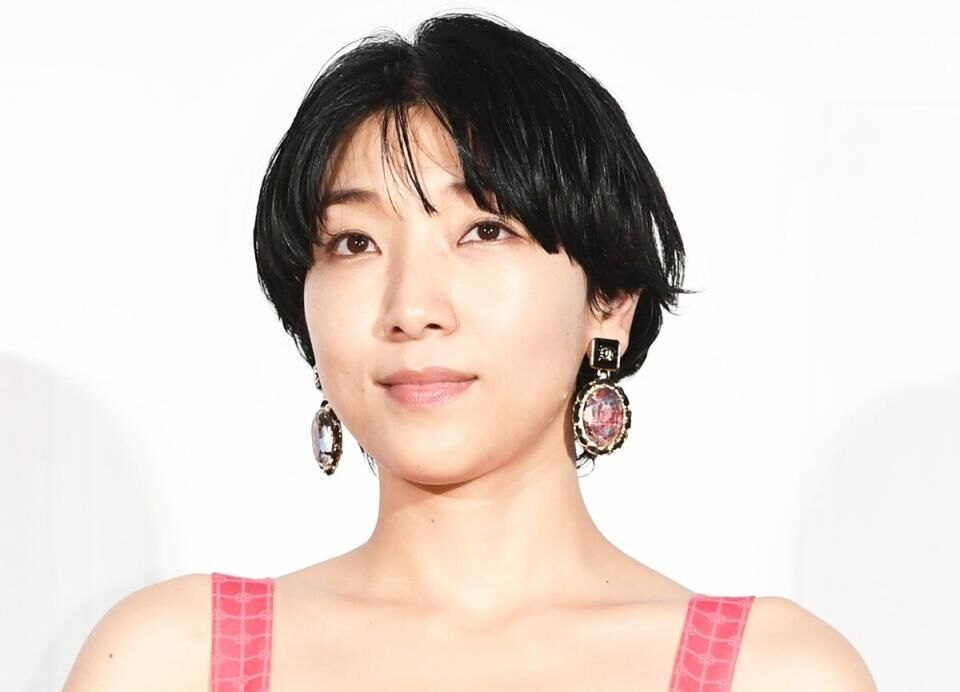 安藤サクラ　高身長の夫・柄本佑と腕組む姿　名優夫妻に反響「ご主人背が高い」「凄い夫婦」育児に声援も