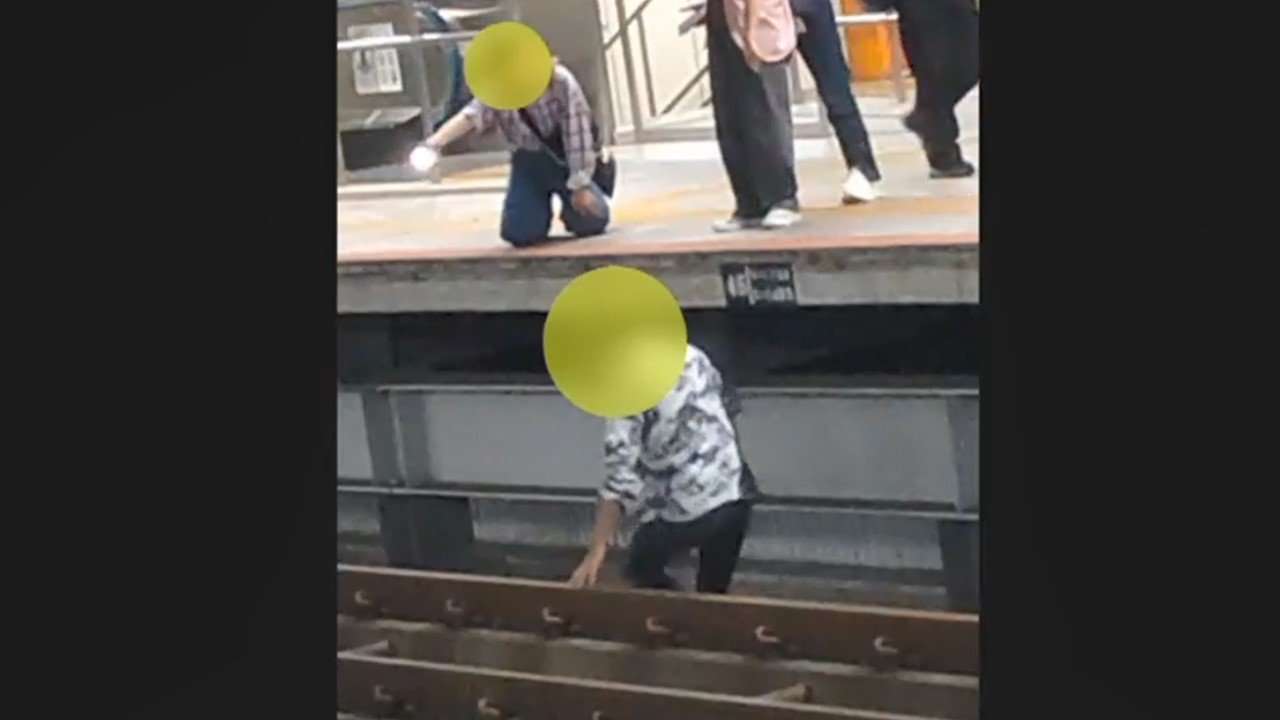 JR横浜駅で男性2人が何かを探すためホームから線路に？電車が緊急停止