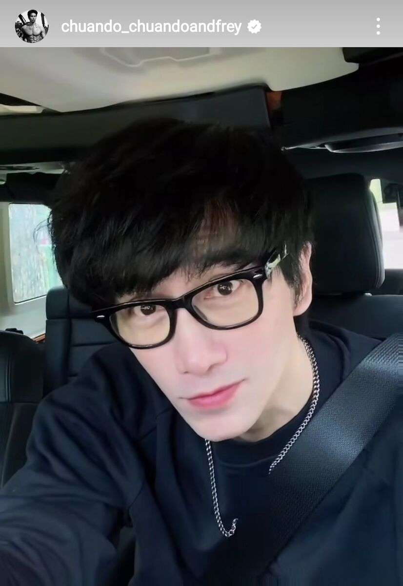 “世界一若く見える”と話題の56歳イケメン男性、顔のアップで美肌を披露…超マッチョな肉体にも反響