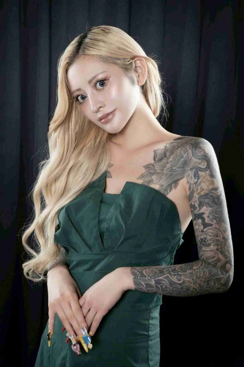 『ラヴ上等』で話題の美人キャバ嬢、ディズニーショットに反響のウラで…“びっしりタトゥー”ゆえの悩み告白