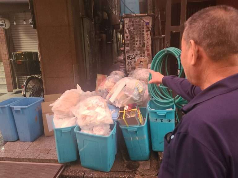 「猫くらいデカいやつも…」巨大ネズミが歌舞伎町で大繁殖。建物全体が“ネズミの巣”になっている場所も