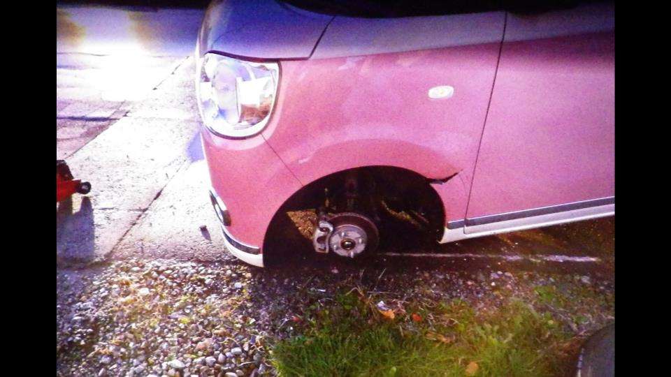 直前にタイヤ交換をしたばかりだった…走行中の車からタイヤが外れて美容室の車庫に突っ込む　けが人なし　発進時にカラカラと言う音　北海道名寄市