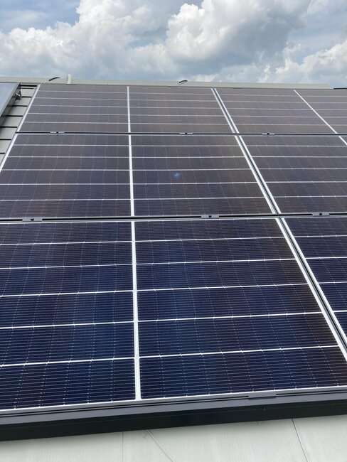 光熱費が年間約13万円浮いた。太陽光パネルを自宅にあとづけした1年後をレポート