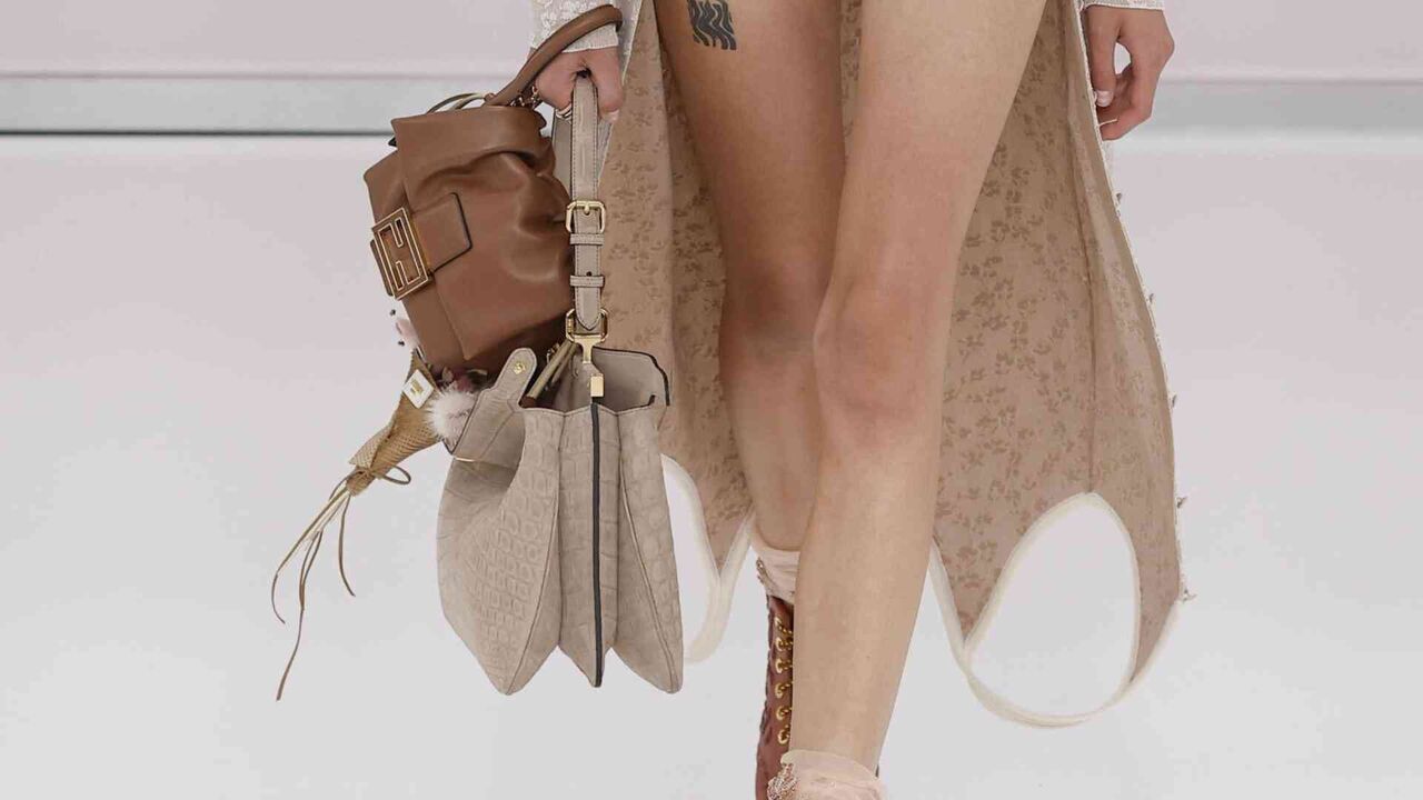 「バッグ2個持ち」が人気のワケ　実用性とおしゃれ見えを両立