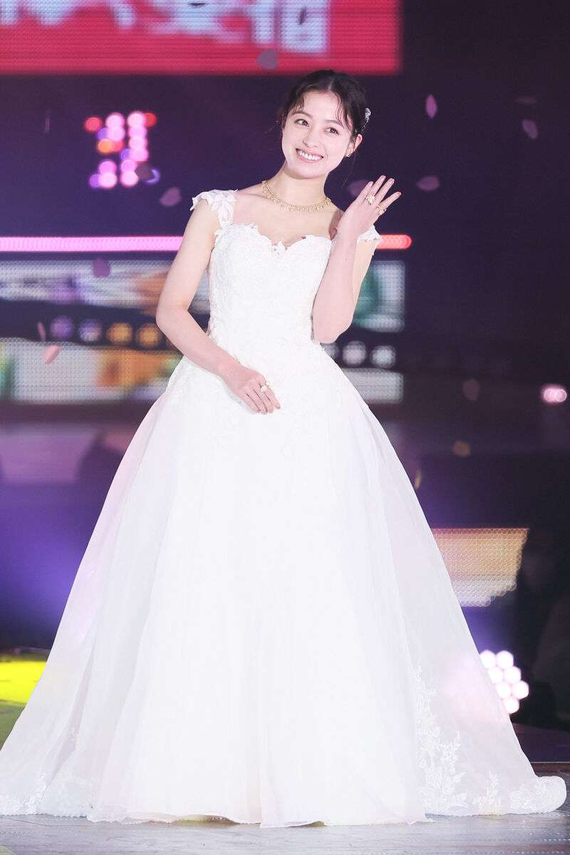 橋本環奈、ガルアワでウェディングドレス姿　総額800万円ジュエリー