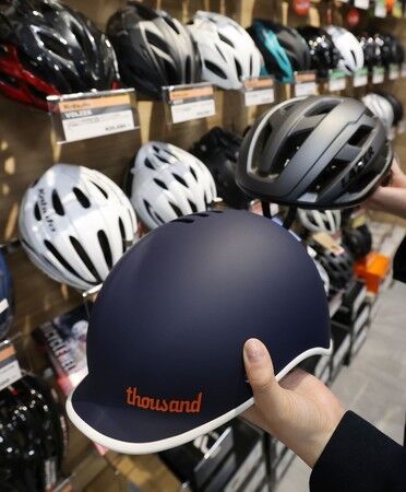 自転車ヘルメット、品薄に　帽子型が人気―努力義務化で