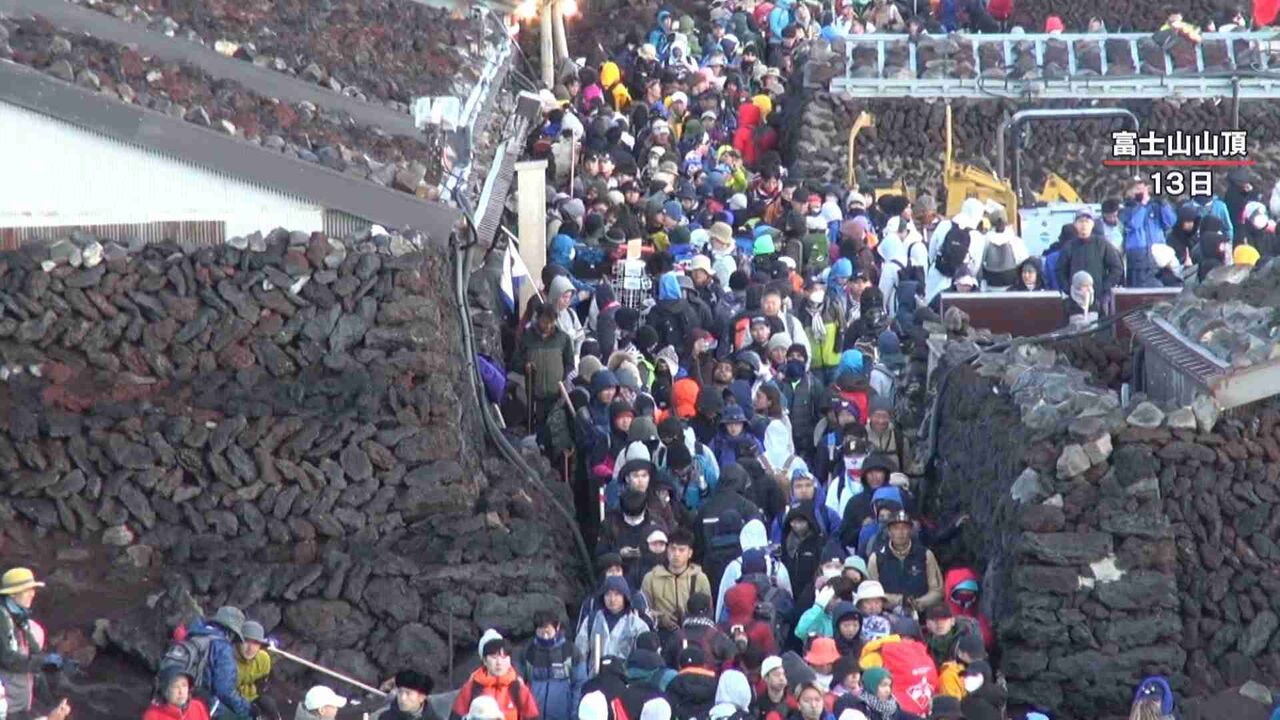 お盆3日間で1万人超　富士山大混雑「弾丸登山者」1300人超えトラブル続出! 山道で眠る・テント設置…禁止のドローン飛行も