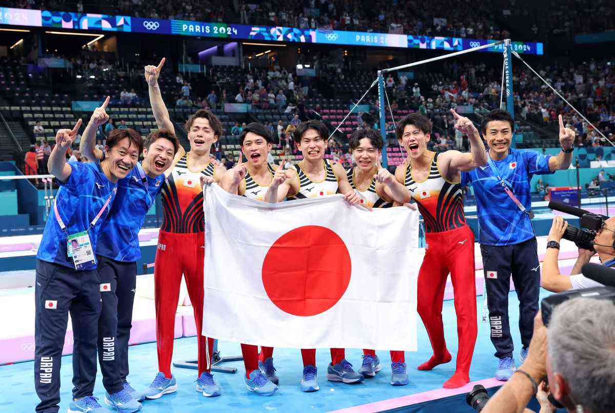 「体操ニッポン」2大会ぶりの団体金メダル、最終の鉄棒で逆転　橋本大輝「諦めなくてよかった」