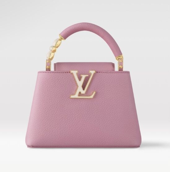 ピンク色のバッグ