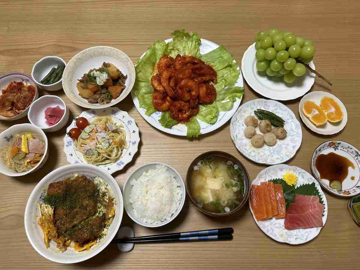 体重110キロ芸人の「実家ご飯」が「貴族……」　既に豪華な食卓も「ここにカツカレーが来た」