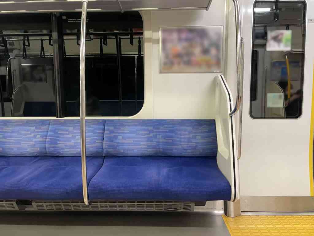 電車乗るときの“お気に入り”席　ない派が25％　「加齢臭ぷんぷんおじさん避けるため」座らない人も