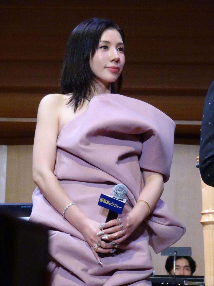 仲里依紗　大人可愛いピンクミニドレスで降臨　肩・背中・美脚を大胆キュートに肌見せ「大号泣しちゃって」