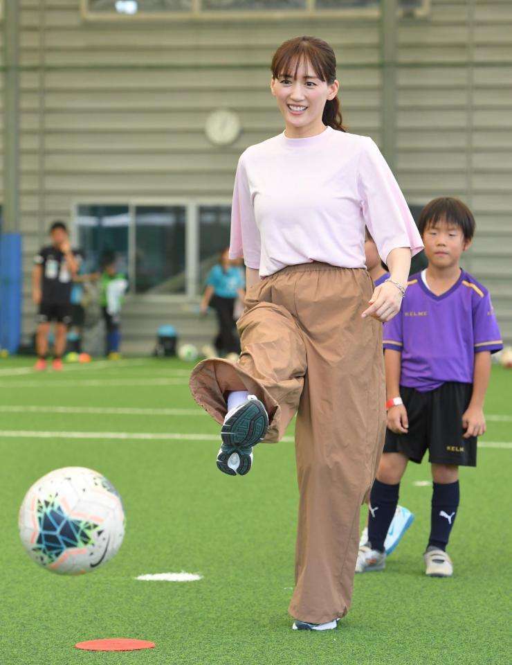 綾瀬はるか　SixTONESジェシーとの交際発覚後初の公の場　地元・広島でボール蹴って大ハッスル