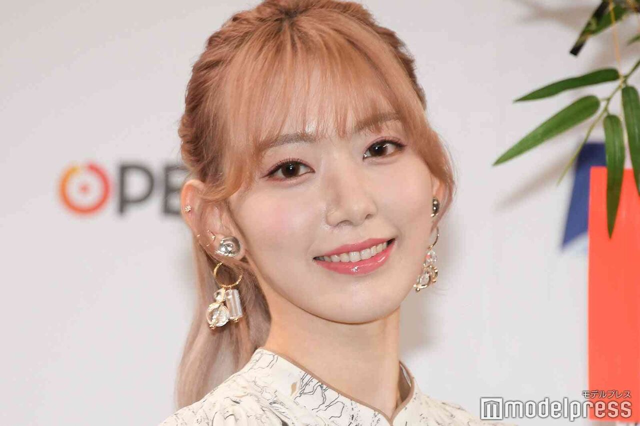 元HKT48宮脇咲良、AKB48は「努力し続けることを教えてくれた場所」20周年記念コンにメッセージ 現在はLE SSERAFIMとして活躍