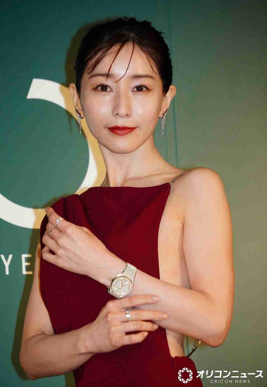 田中みな実、脇&背中あらわな真っ赤なロングドレス エレガントな手元に522万の『オーデマ ピゲ』輝く