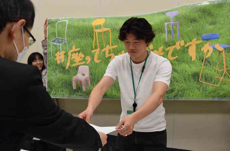 「立ったままの接客」厚労省が実態把握へ　椅子の設置、実は義務