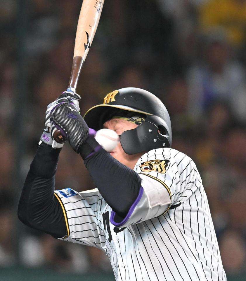 阪神・森下が左前腕付近に死球受け負傷交代　場内大荒れ　大ブーイング、スタンドで両軍ファンのけんか勃発　巨人・赤星の内角球が直撃