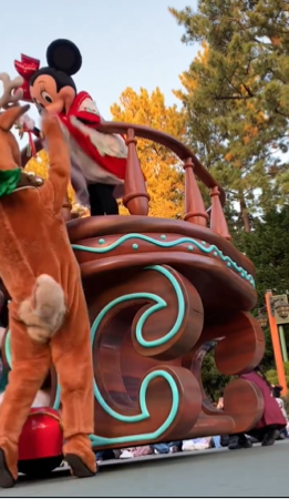 「セクハラ」夢の国ディズニーランドでスカートめくり？　動画拡散で批判殺到「性加害を肯定していると取れる」