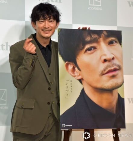 津田健次郎、52歳で写真集発売 アピールして照れ「スゴい恥ずかしい…」 声優仲間に見せる約束も