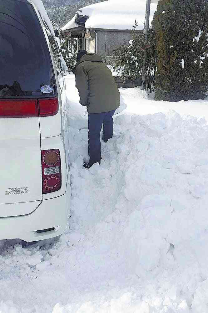 南国愛媛で積雪76センチ、2人死亡…「腰まで雪は記憶にない」